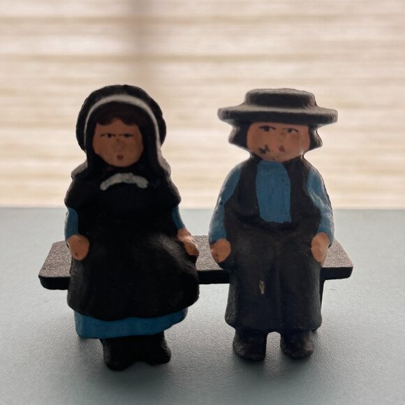 Vintage John Wright Cast Iron Amish on Bench - paper weight - Picture 2 of 6